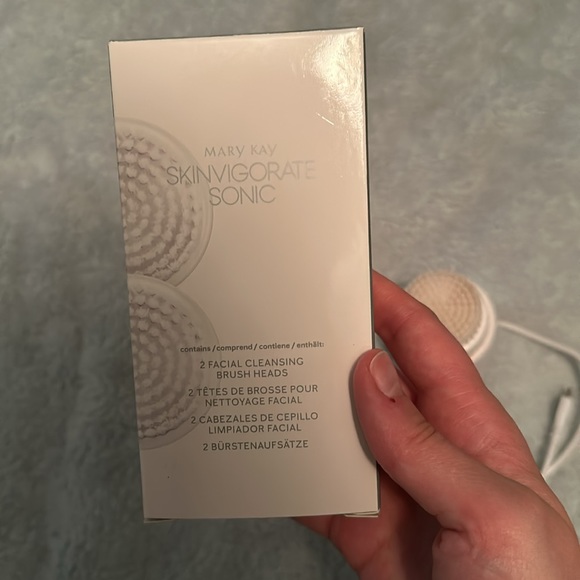 Mary Kay facial cleaner with 2 new heads - Picture 3 of 3